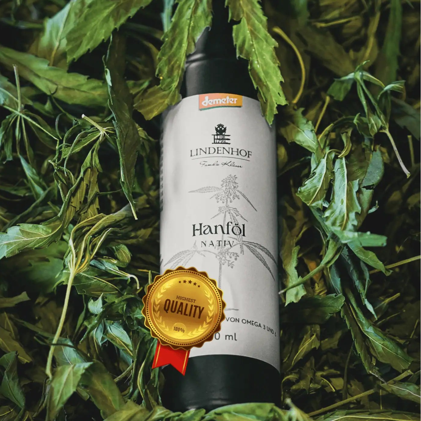 Demeter-Hanföl in einer dunklen Glasflasche mit natürlichem, hochwertigem Etikett und Qualitätssiegel gebettet in sattgrüne getrocknete Hanfblätter – edles Design in warmen Naturtönen, das die Bio-Qualität und handwerkliche Herstellung des Öls unterstreicht.