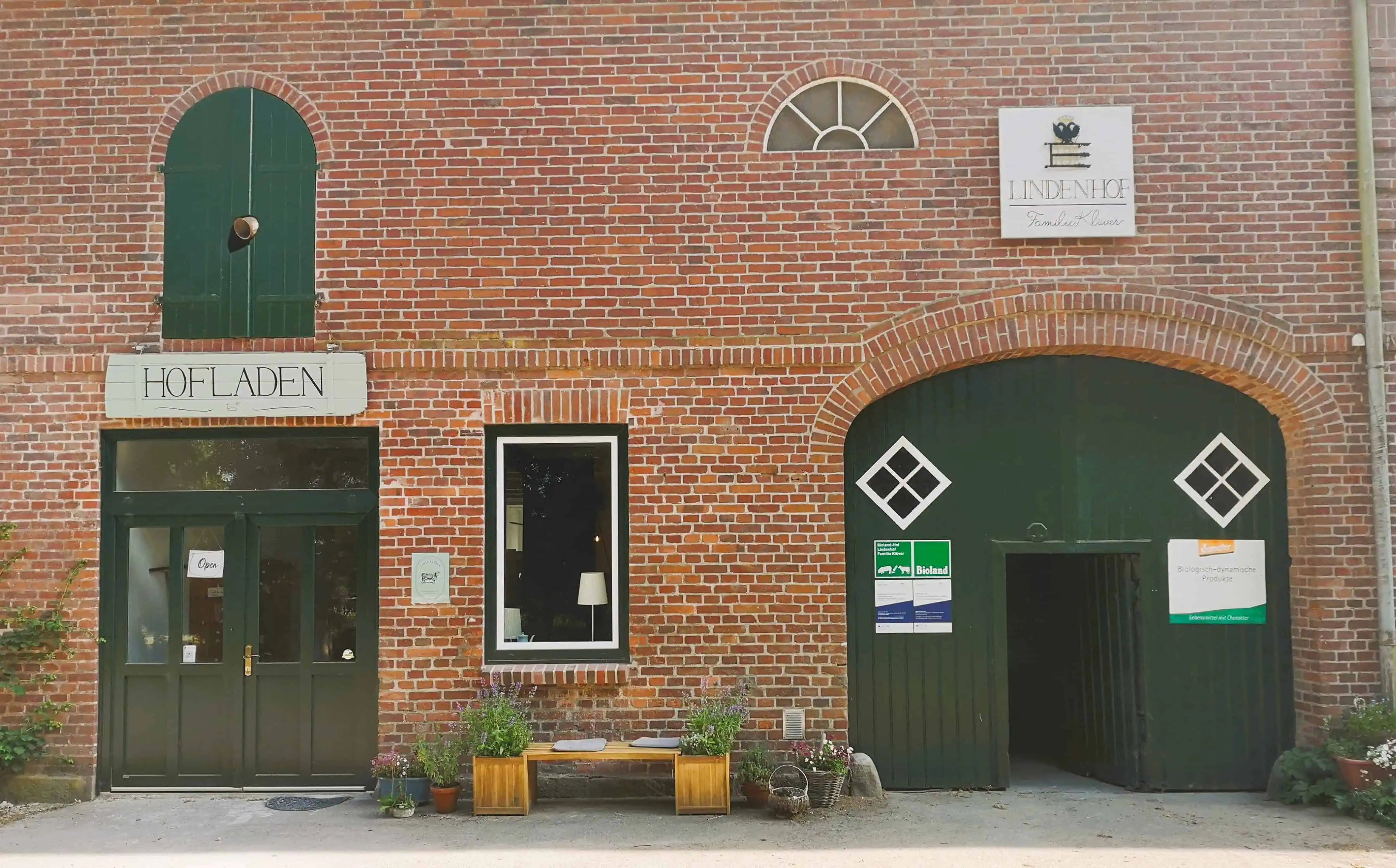 Hofplatz des Lindenhof Familie Klüver mit Dielentür und Eingang des Hofladen Tante Klüver