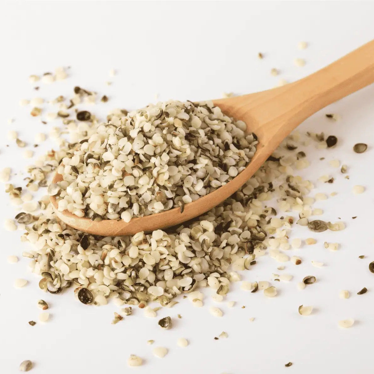 Premium Hanfsamen geschält, in Demeter-Qualität, nachhaltig biodynamisch angebaut, präsentiert auf einem natürlichen Holzlöffel