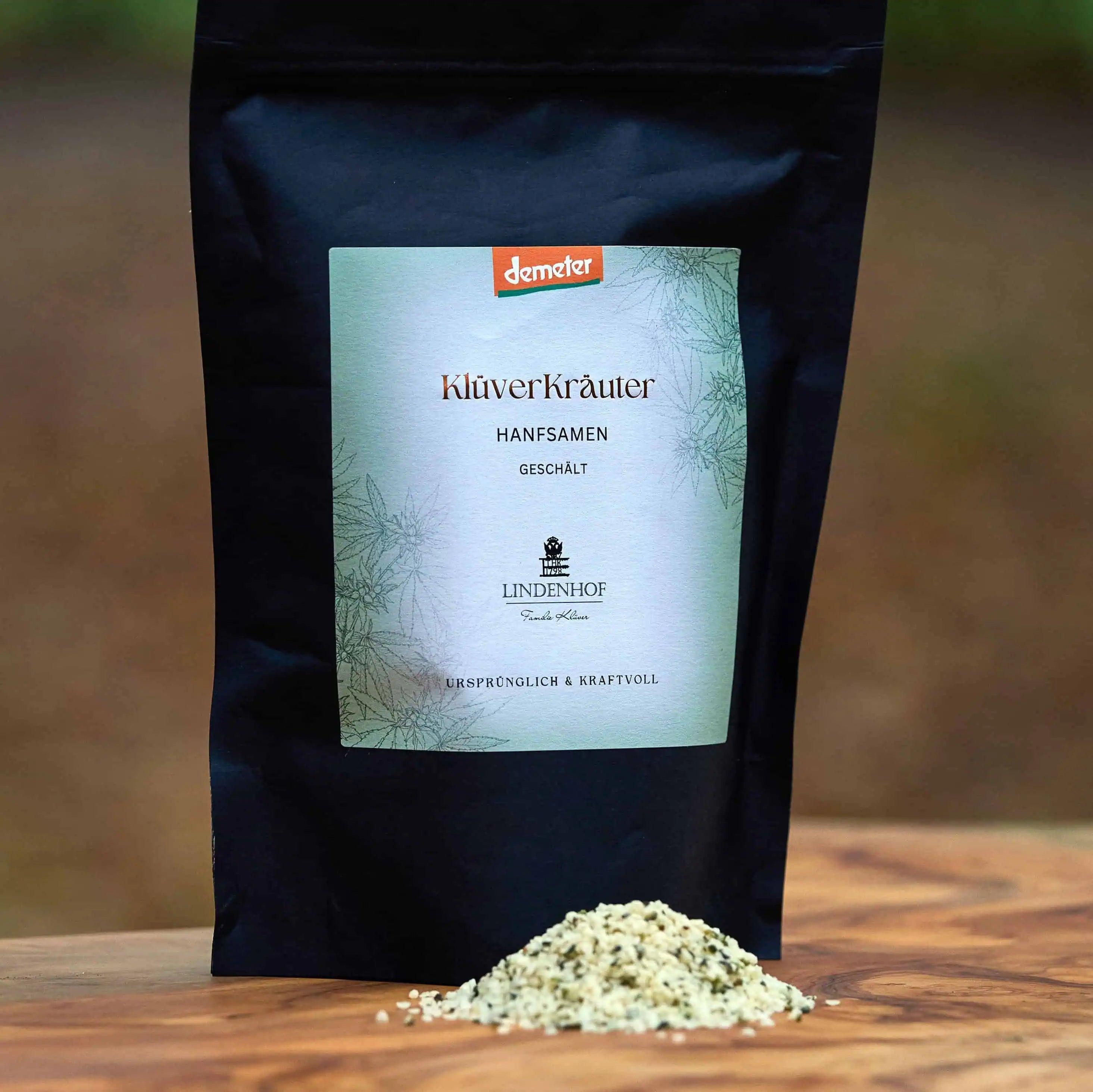 Geschälte Hanfsamen in Demeter-Qualität, nachhaltig produziert und frei von Zusätzen, präsentiert in umweltfreundlichem Standbodenbeutel auf edlem Holzbrett