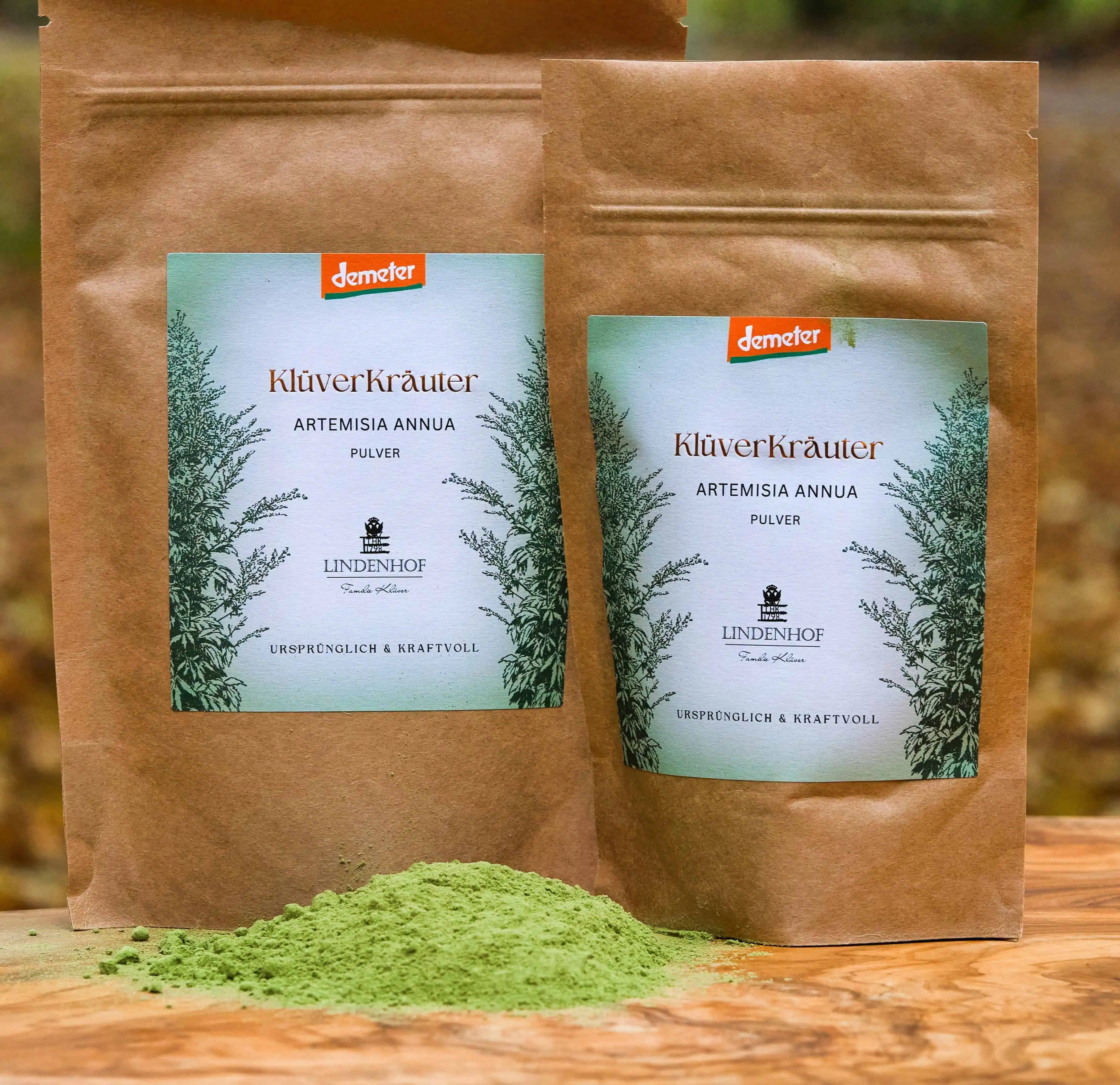 Natürlich grünes Pulver von Artemisia annua in 100% Demeter-Qualität. Nachhaltig angebaut und auf einem edlen Holzbrett in zwei Packungsgrößen präsentiert.