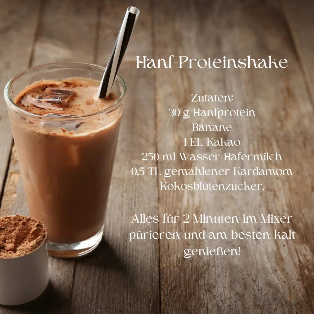 Rezept für einen gesunden Hanf-Proteinshake mit Banane und Kardamom, präsentiert mit einem Bild des eisgekühlten Shakes in einem hohen Glas mit Trinkhalm