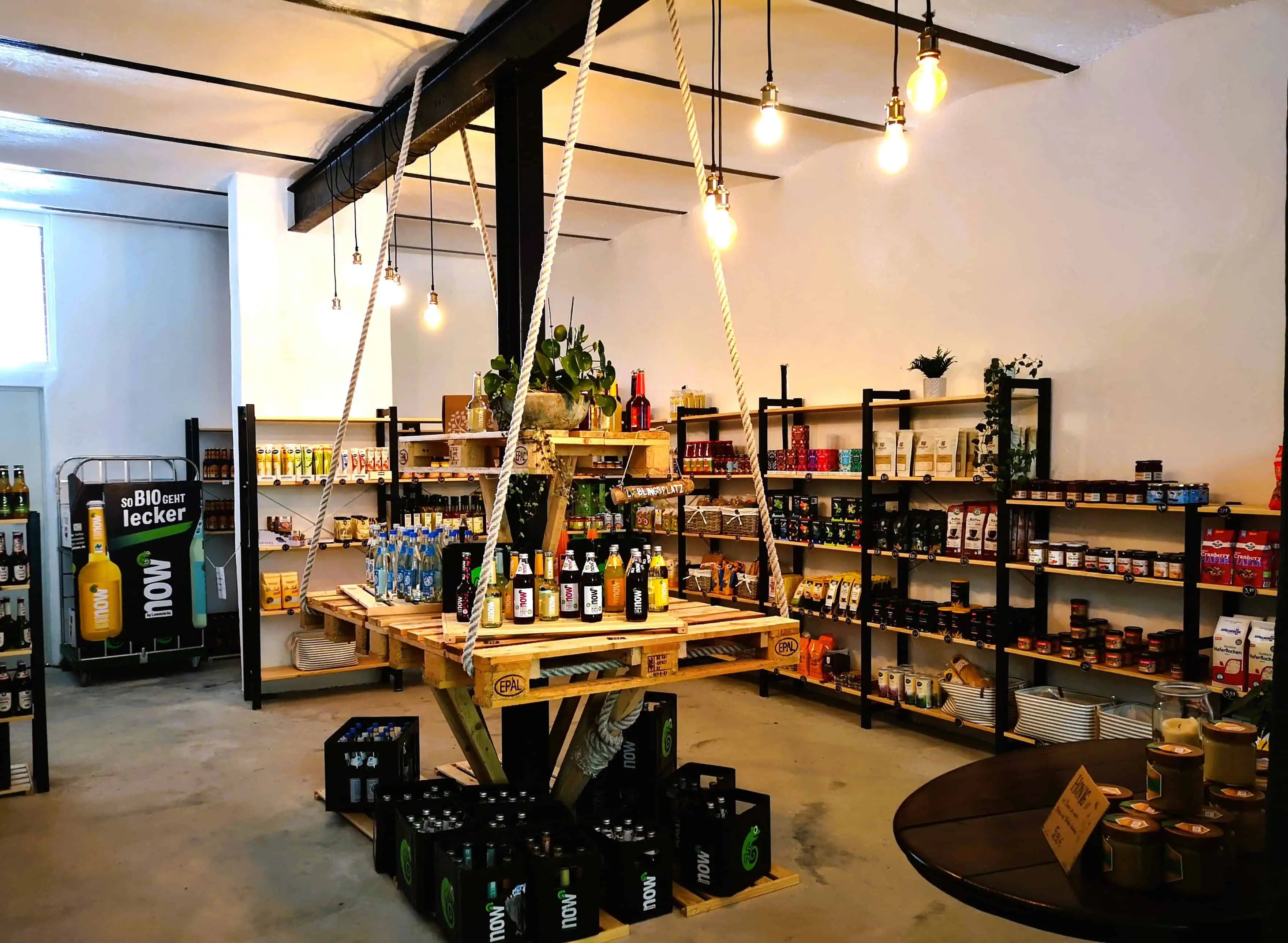 Übersicht des kleinen Bio-Vollsortiments im Hofladen Tante Klüver auf dem Lindenhof Familie Klüver in Travenhorst