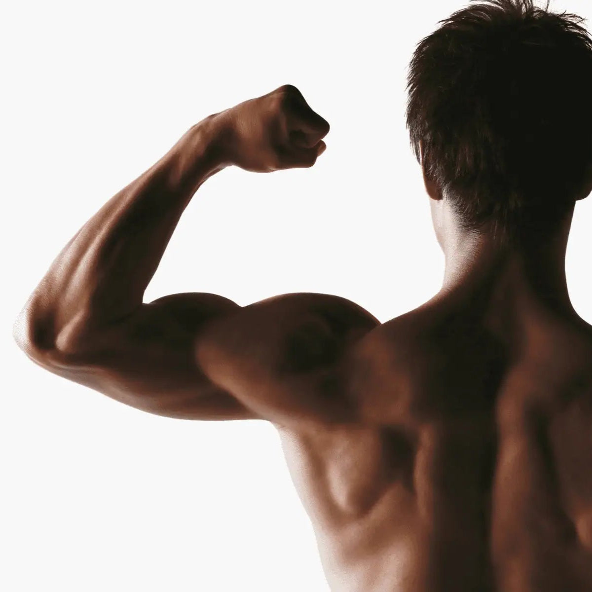 Natürlich muskulöser Rücken und Arm eines Mannes als Ausdruck für Gesundheit und Wohlbefinden