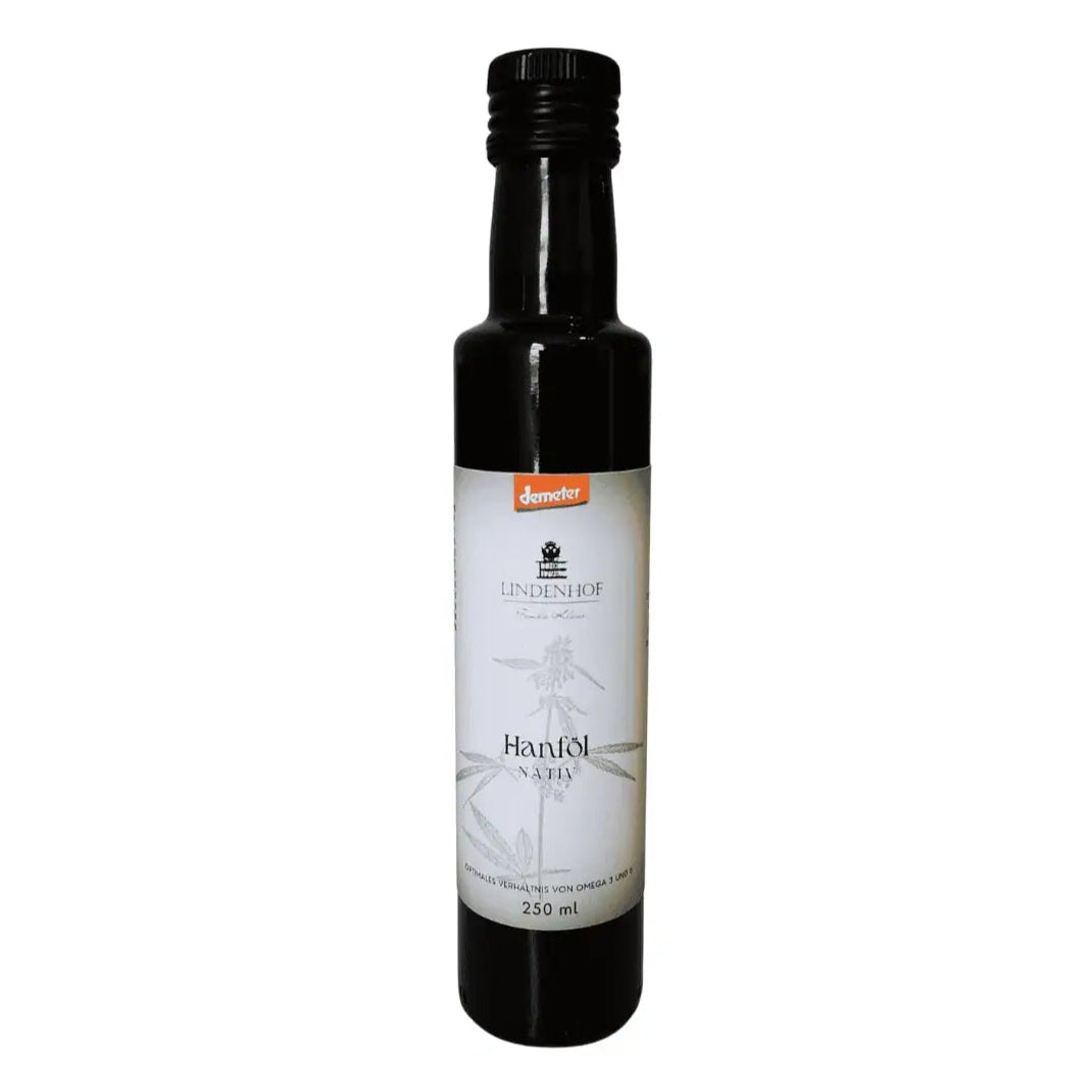 Demeter-Hanföl in einer dunklen Glasflasche mit natürlichem, hochwertigem Etikett – edles Design in warmen Naturtönen, das die Bio-Qualität und handwerkliche Herstellung des Öls unterstreicht.